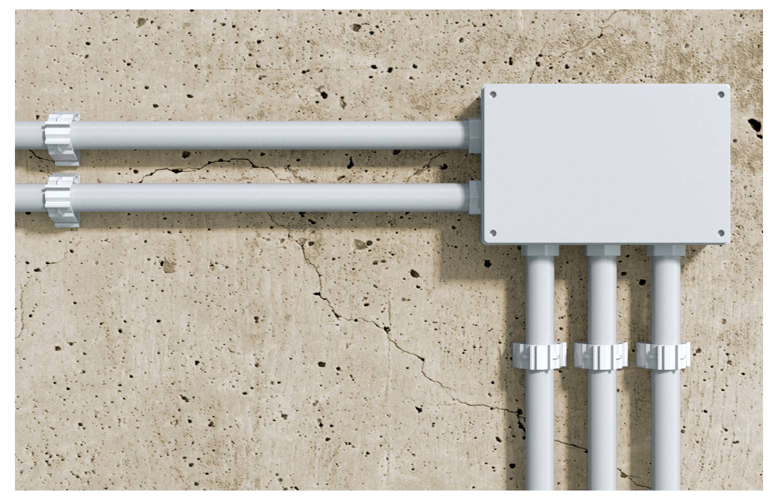 Elektrischer Schaltkasten an einer Betonwand mit zwei horizontalen Rohrleitungen, die von links eintreten, und drei vertikalen Rohrleitungen, die unten austreten.