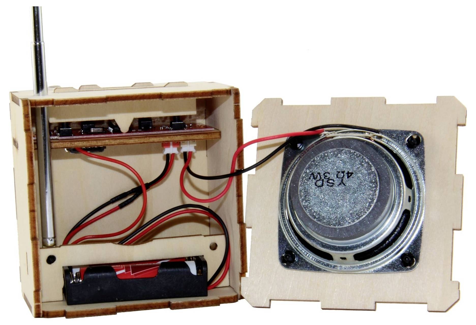 Offenes hölzernes Elektronikgehäuse mit Verkabelung, Batteriepack und Lautsprecher auf dem Deckel montiert; ein kleines selbstgebautes Radio- oder Audioprojekt.