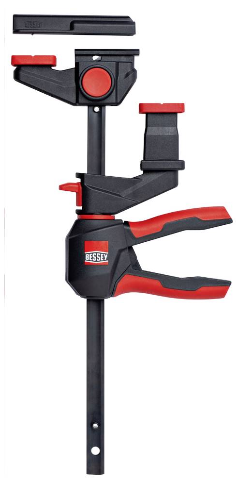 Schwarze und rote Bessey-Klemme mit verstellbaren Backen und Griff auf weißem Hintergrund.