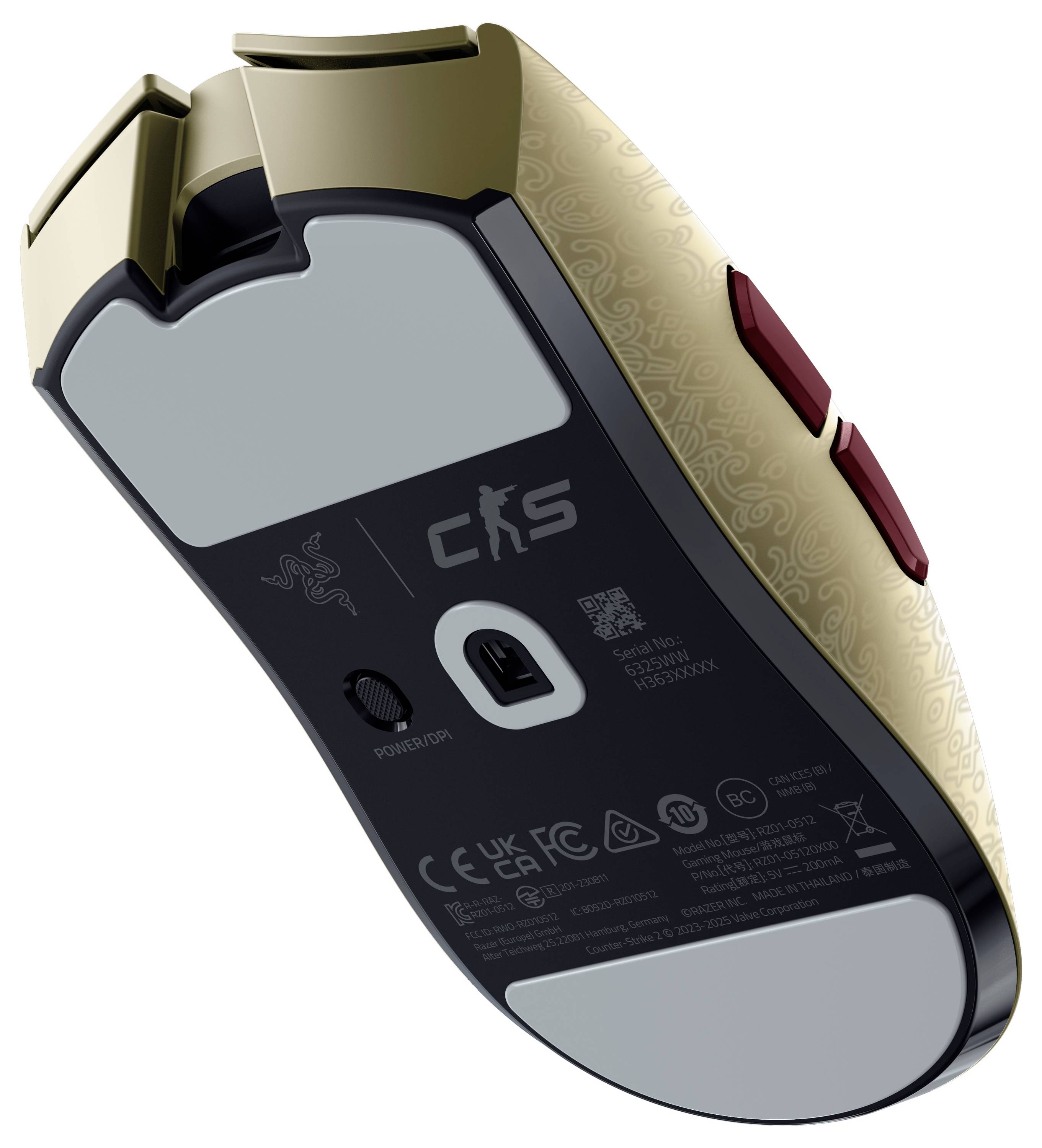 Eine Gold-und-Schwarz-Computermaus, von der Unterseite gezeigt, mit sichtbarem Sensor, Stromschalter und roten Seitentasten.