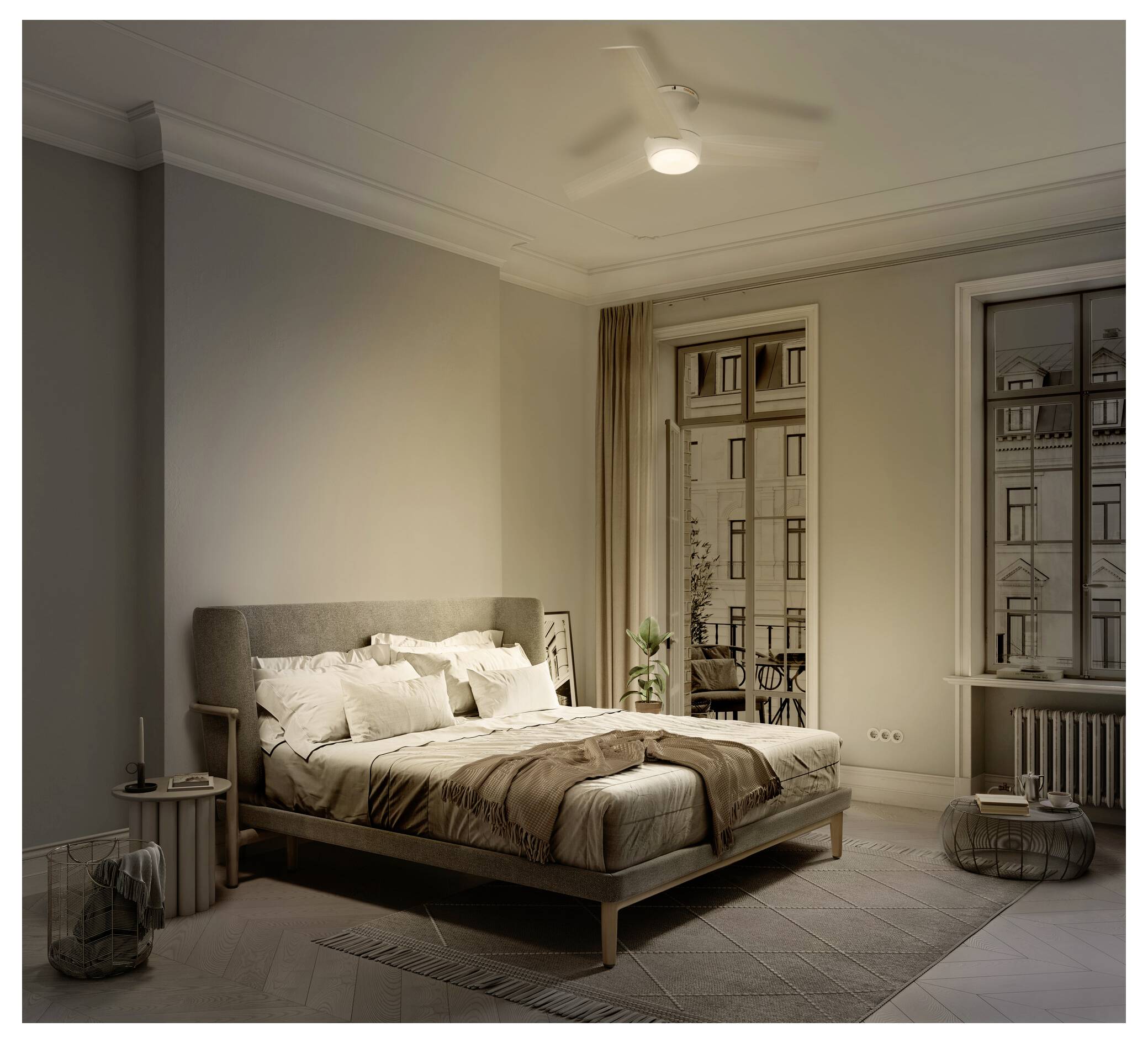 Minimalistisches Schlafzimmer mit ungemachtem Bett, Nachttisch, Teppich und großen Fenstern mit Blick auf ein Stadtgebäude.
