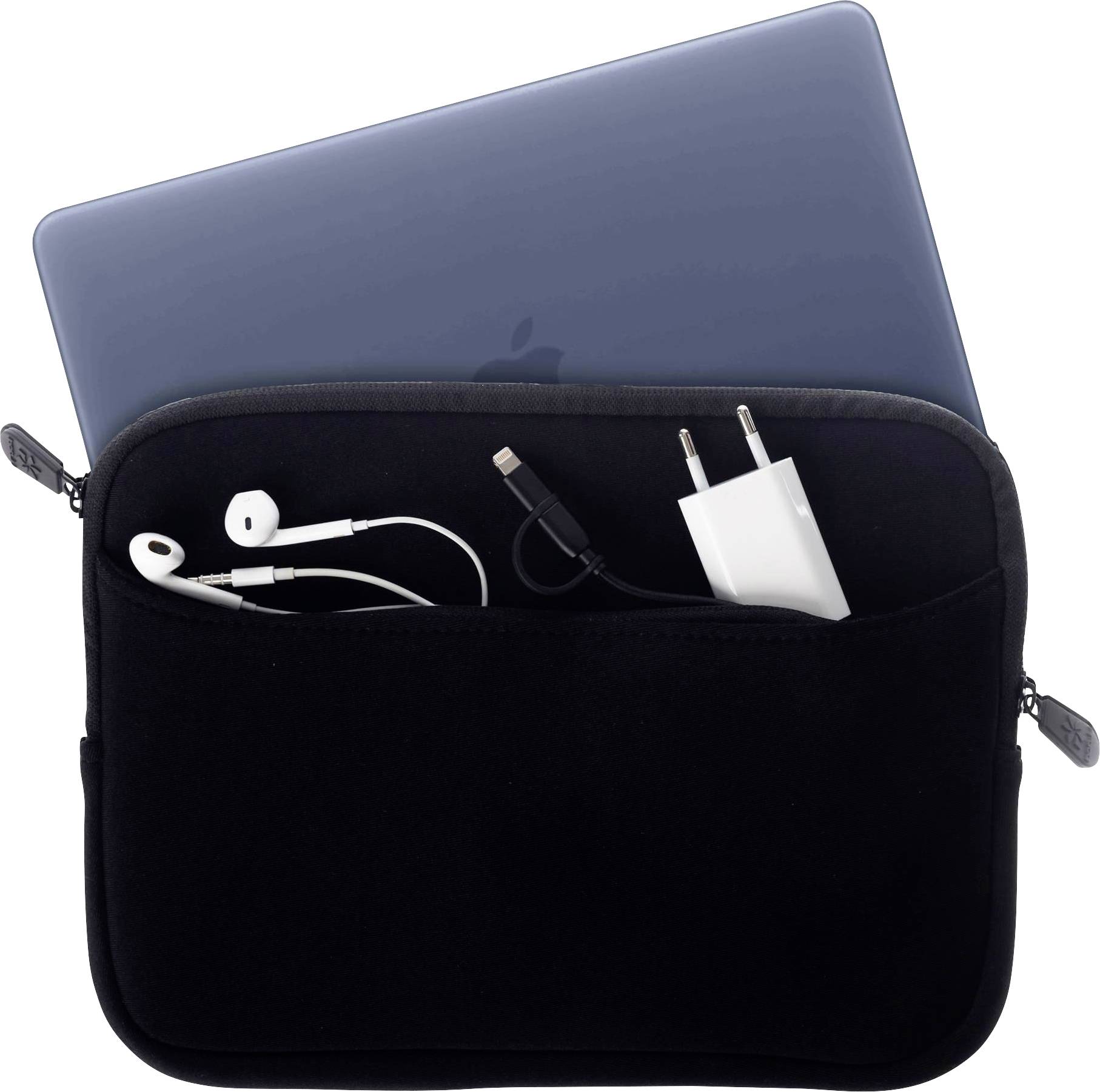 Schwarze Laptop-Schutzhülle mit Reißverschluss, mit einem teilweise hineingesteckten blauen Laptop und einer vorderen Tasche, die Kopfhörer, ein Ladekabel und einen Netzteil hält.