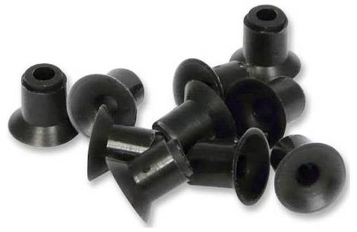 Schwarze Kunststoff-Druckniete oder Ösen, die in einem kleinen Haufen auf weißem Hintergrund angeordnet sind.