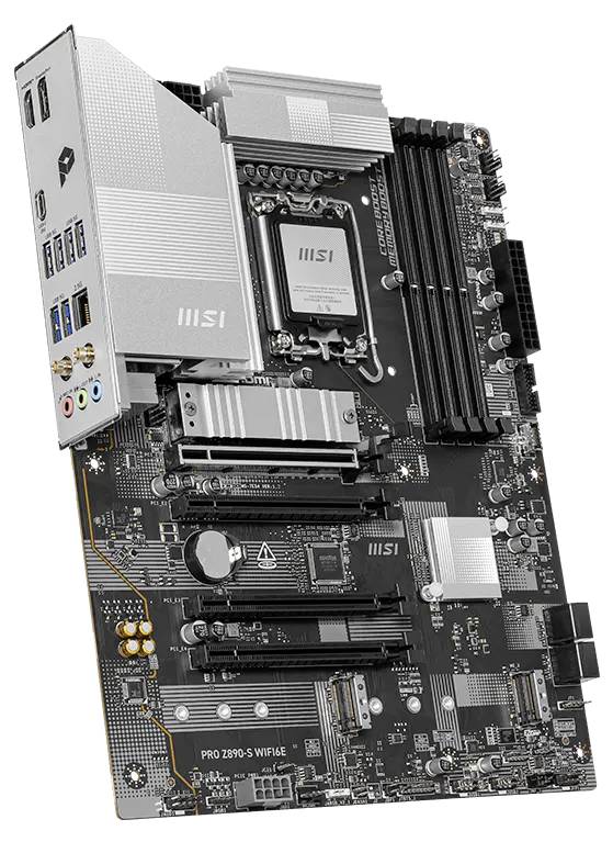 MSI Pro Z890-S WIFI Motherboard in Schrägansicht mit CPU-Sockel, RAM-Steckplätzen, PCIe-Steckplätzen, Kühlkörpern, hinterer E/A und Stromverbindungen sichtbar.