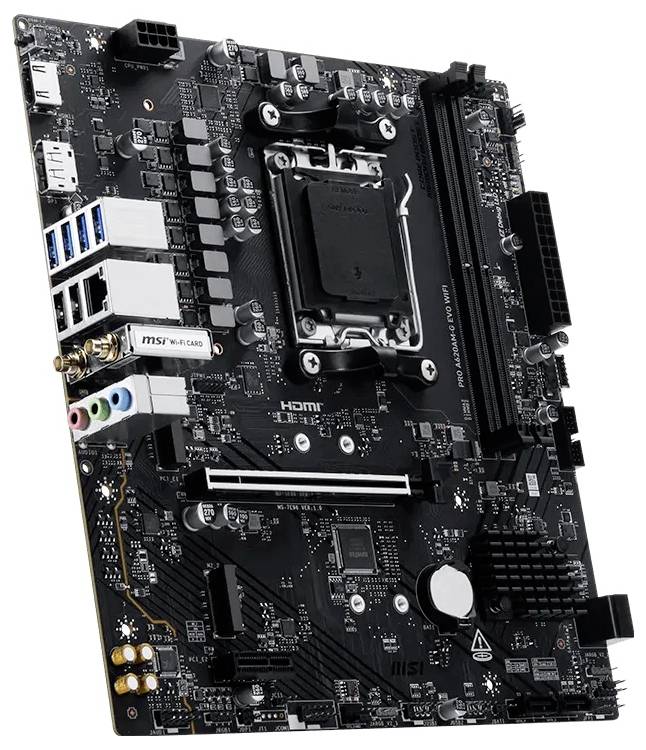 Computerhauptplatine mit CPU-Sockel, RAM-Slot, Erweiterungssteckplätzen, hinteren USB- und Audio-Anschlüssen, dargestellt auf weißem Hintergrund.