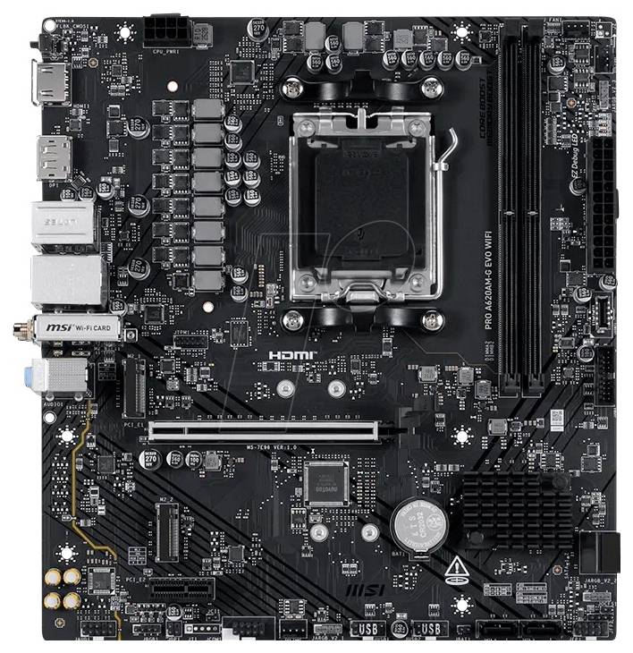Draufsicht auf ein schwarzes MSI-Computerhauptplatine mit CPU-Sockel, RAM-Steckplätzen, PCIe-Steckplätzen, Speicherverbindungen und rückseitigen E/A-Anschlüssen.