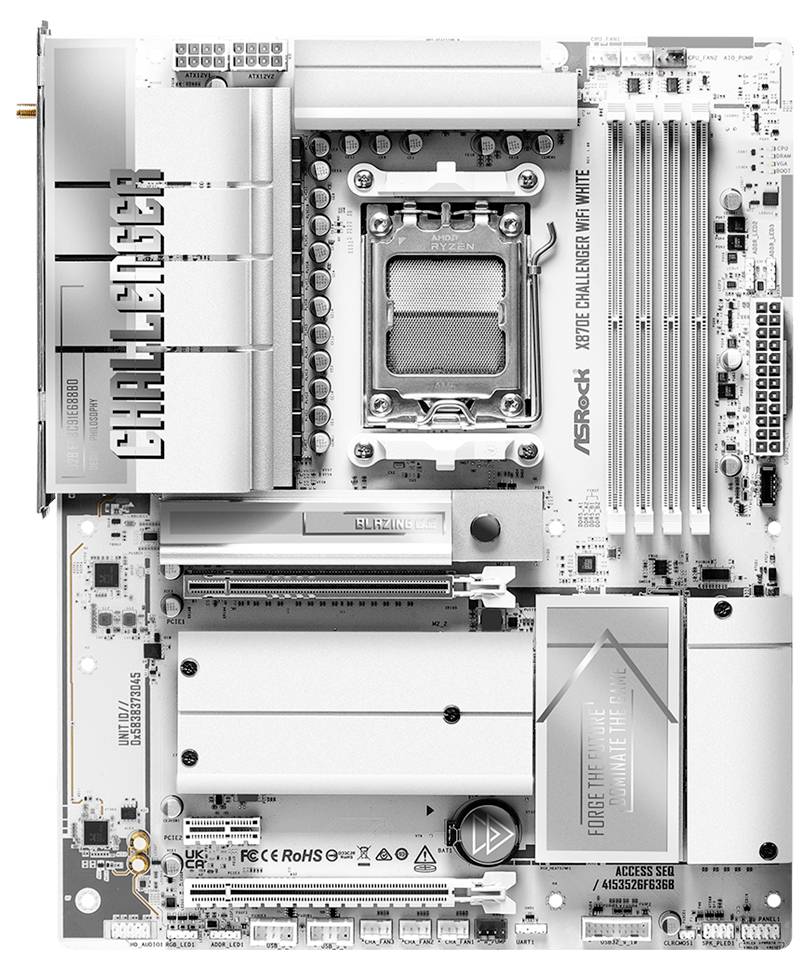 Draufsicht auf ein weißes ASRock Challenger-Motherboard mit Ryzen-CPU-Sockel, RAM-Steckplätzen, PCIe-Steckplätzen und großen Kühlkörpern.
