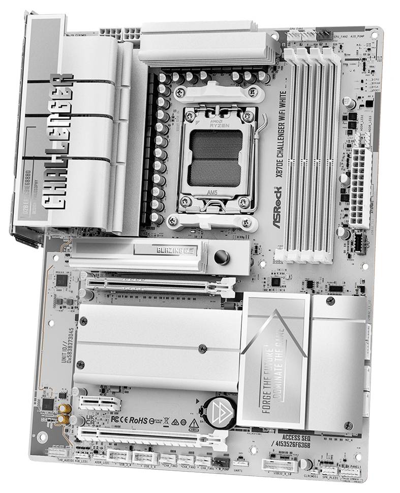 Draufsicht auf ein weißes ASRock Phantom Gaming-Motherboard mit AMD Ryzen-Sockel, RAM-Steckplätzen, Erweiterungssteckplätzen, Kühlkörpern und hinteren E/A-Anschlüssen.