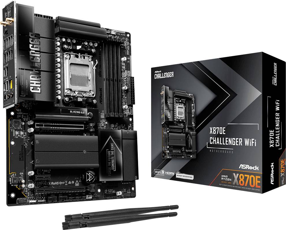 ASRock X870E Challenger WiFi Motherboard neben seiner Einzelhandelsverpackung und zwei Antennen dargestellt, mit CHALLENGER-Branding und AMD X870E Plattform-Etikett.