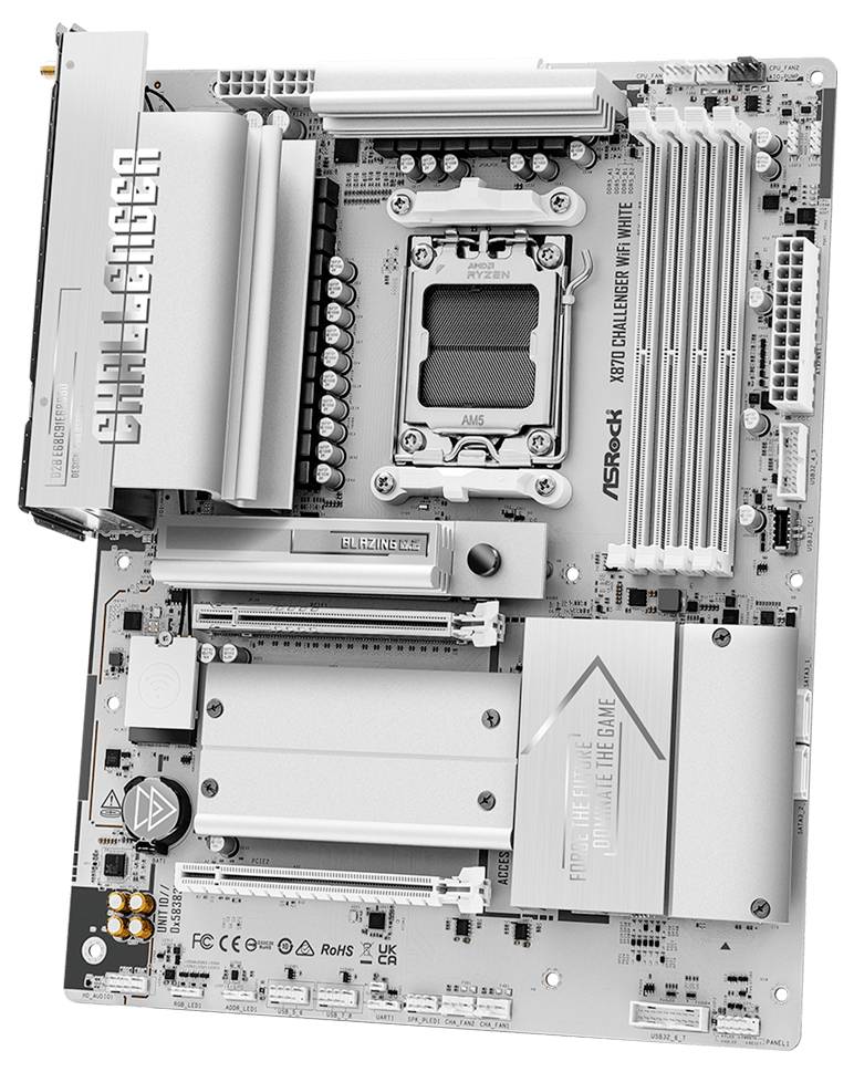 Draufsicht auf ein weißes ASRock-Motherboard mit CPU-Sockel, RAM-Steckplätzen, Erweiterungssteckplätzen, Kühlkörpern und Anschlüssen.
