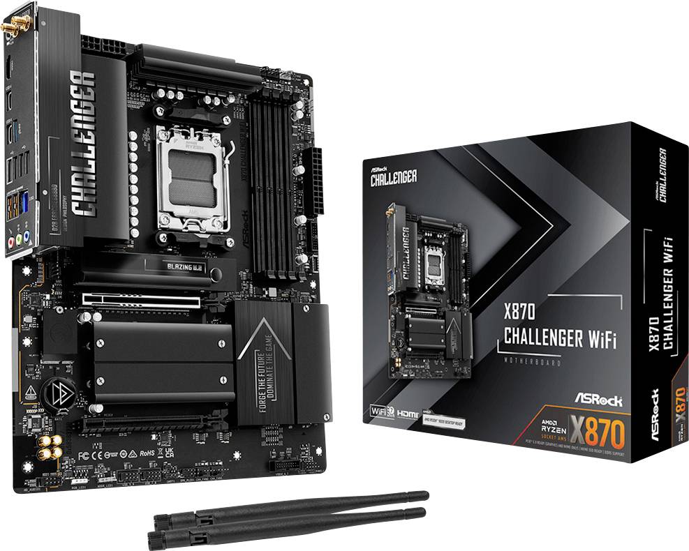 ASRock X870 Challenger WiFi-Mainboard gezeigt in Vorderansicht neben seiner Einzelhandelsverpackung, mit zwei WLAN-Antennen darunter.