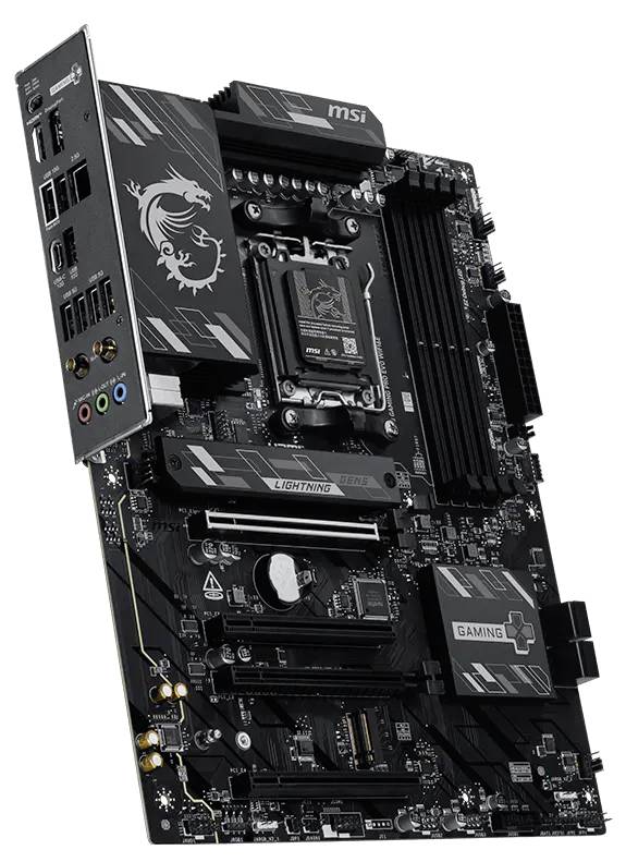 MSI Gaming-Mainboard mit Intel-CPU-Sockel, mehreren RAM-Slots, PCIe-Slots und rückwärtigen E/A-Anschlüssen, gezeigt auf weißem Hintergrund