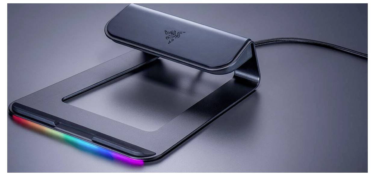 Faltbares Smartphone mit einem kleinen oberen Bildschirm und einer regenbogenfarbig beleuchteten unteren Kante, teilweise offen auf grauem Hintergrund dargestellt.