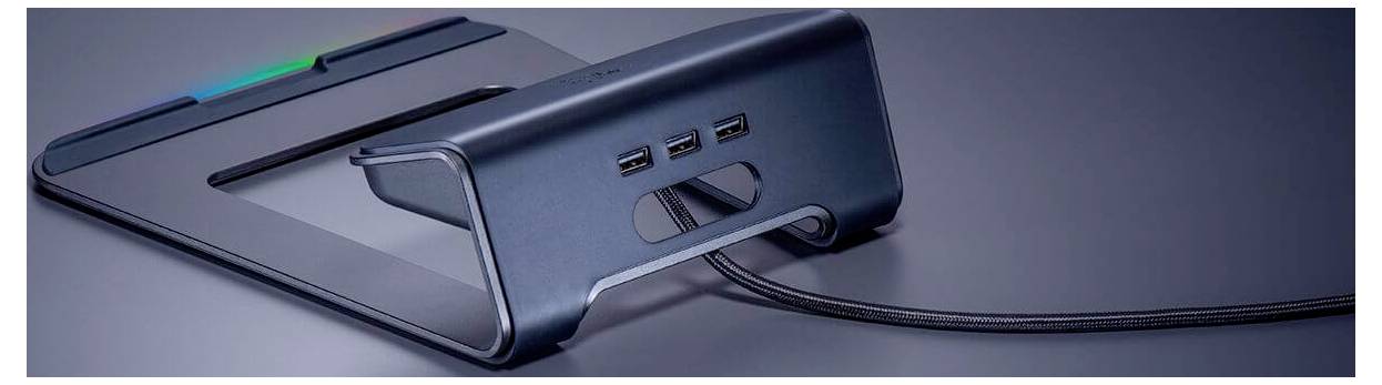 Seitenansicht eines dunklen Laptop-Ständers oder Docking-Cradles mit einem angeschlossenen Kabel und einem Tablet oder Laptop oben darauf.