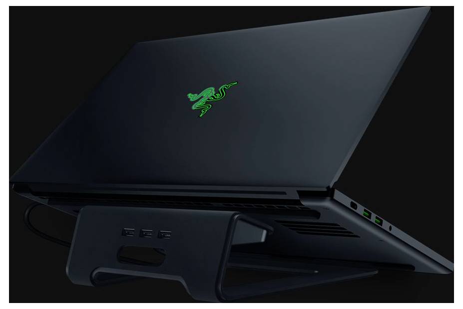 Geschlossener schwarzer Razer-Laptop im Profil auf einem Kühlständer dargestellt, mit dem leuchtenden grünen Razer-Logo auf dem Deckel.