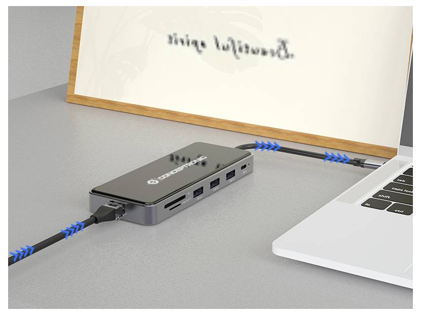 USB-C-Hub zwischen einem Laptop und einem anderen Gerät verbunden, wobei ein Kabel sich in mehrere Anschlüsse für Daten- und Stromübertragung aufzweigt.