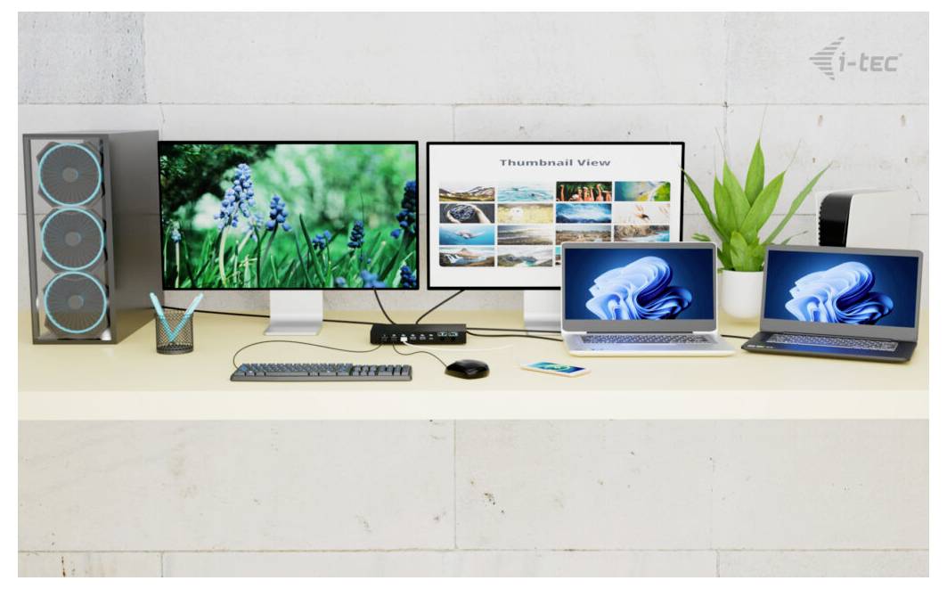 Arbeitsplatz auf dem Desktop mit zwei Monitoren, zwei Laptops, einem Turmlautsprecher, Tastatur, Maus und einer Pflanze auf einem weißen Schreibtisch vor einer hellen Wand.