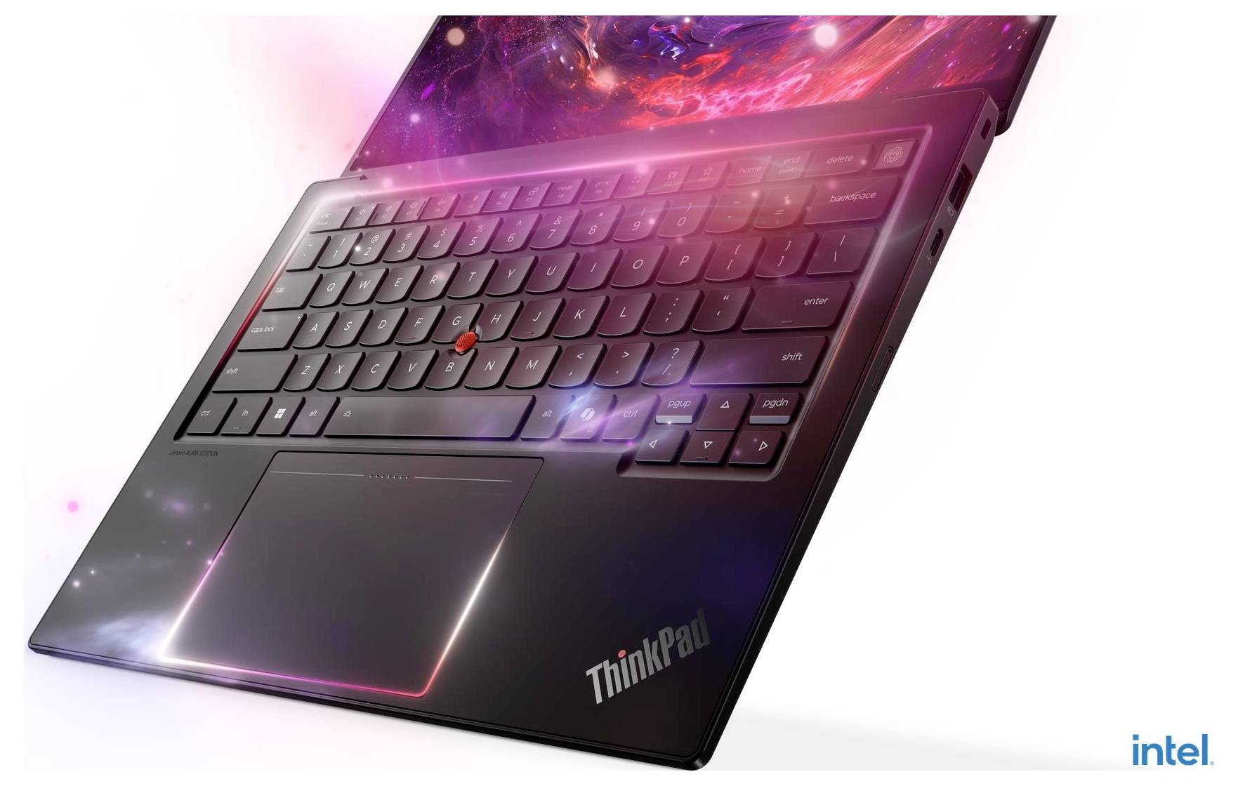 ThinkPad-Laptop in schräger Ansicht mit leuchtender kosmischer rosa-roter visueller Effekt; Intel-Logo in der unteren rechten Ecke.