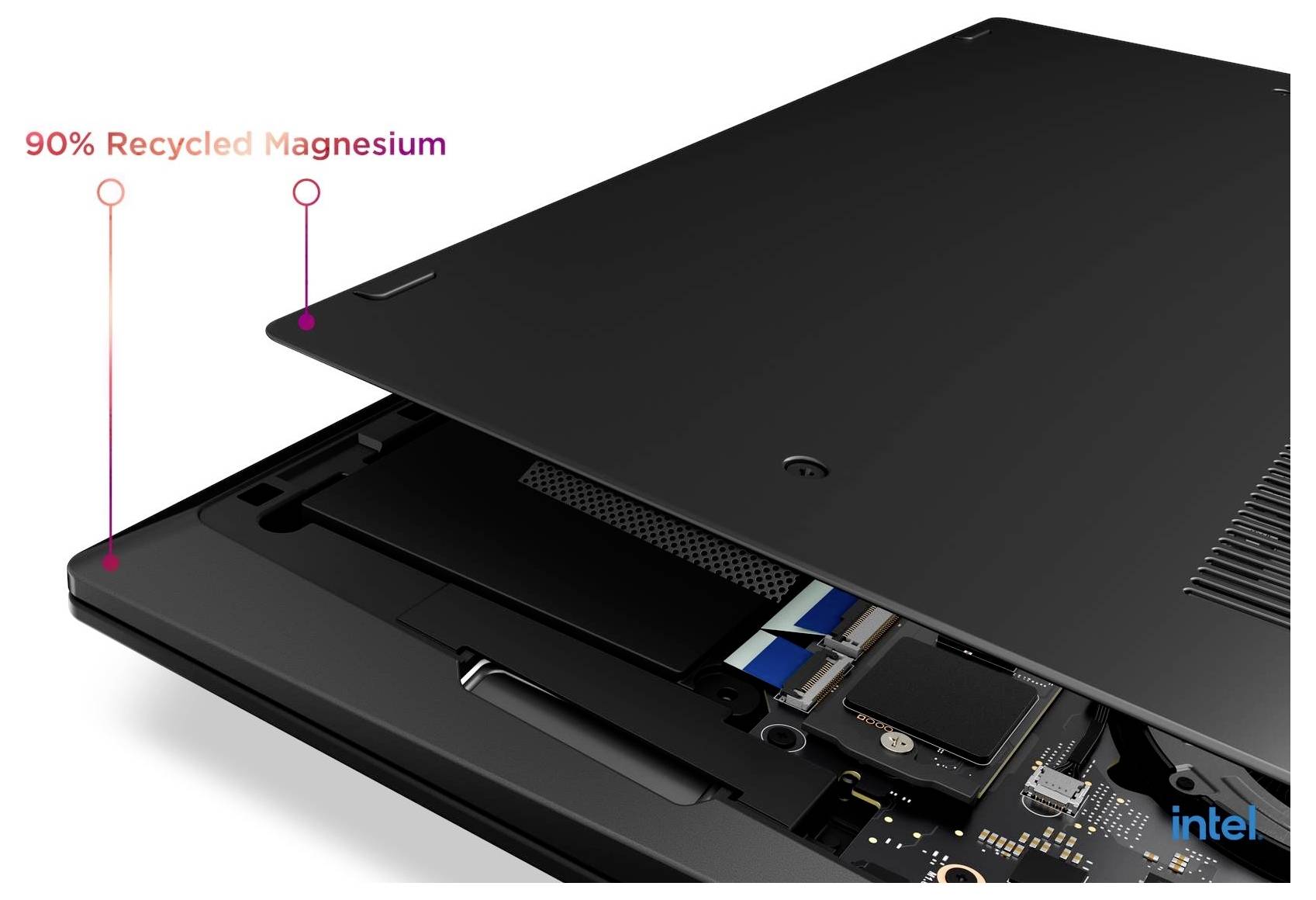 Explodierte Ansicht eines Laptops mit Bodenabdeckung und internen Komponenten, beschriftet mit „90% recyceltes Magnesium