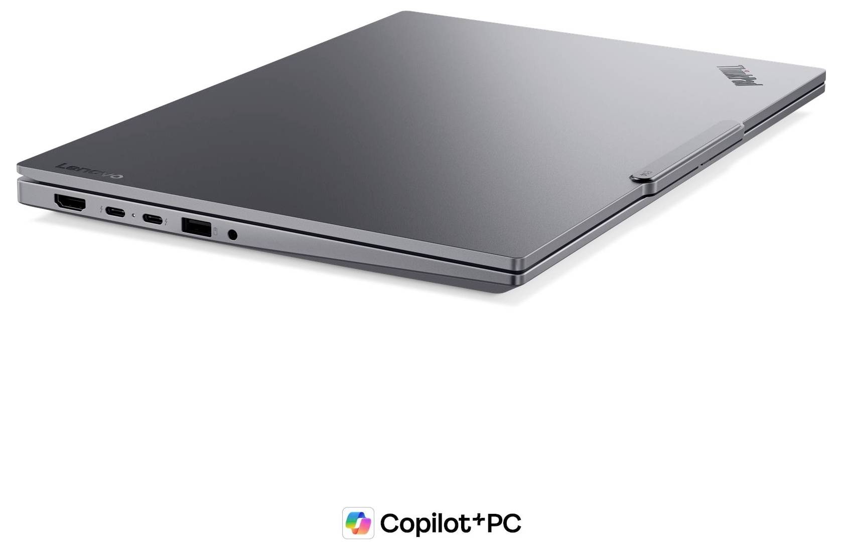 Geschlossener grauer Laptop in schrägem Winkel auf weißem Hintergrund gezeigt, mit Copilot+ PC-Branding darunter.
