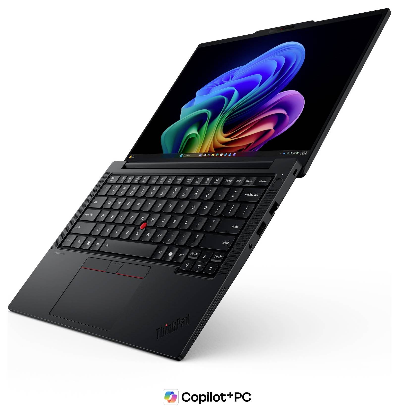 Grauer Lenovo ThinkPad Laptop, der auf weißem Hintergrund aufgeklappt ist und den Windows 11 Desktop sowie das Copilot+ PC Logo darunter anzeigt.