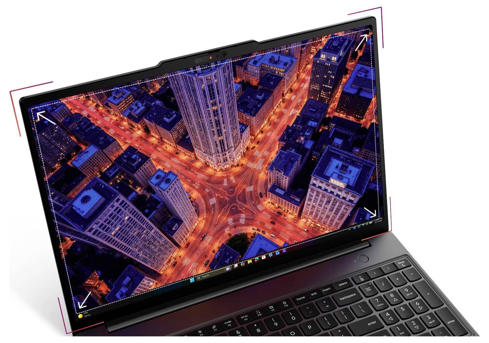 Geneigter Laptop mit großem Bildschirm, der eine Vogelperspektive einer städtischen Kreuzung bei Nacht zeigt, mit leuchtend orangefarbenem Verkehr und hohen Gebäuden.