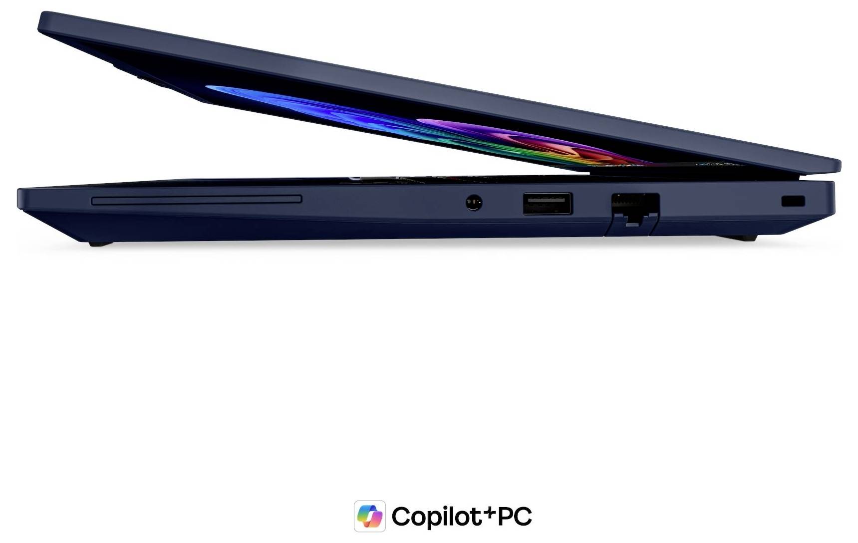 Seitenansicht eines dünnen dunkelblau gefärbten Copilot+ PC-Laptops, der teilweise geöffnet ist und Anschlüsse sowie eine farbenfrohe Bildschirmkante auf weißem Hintergrund zeigt.