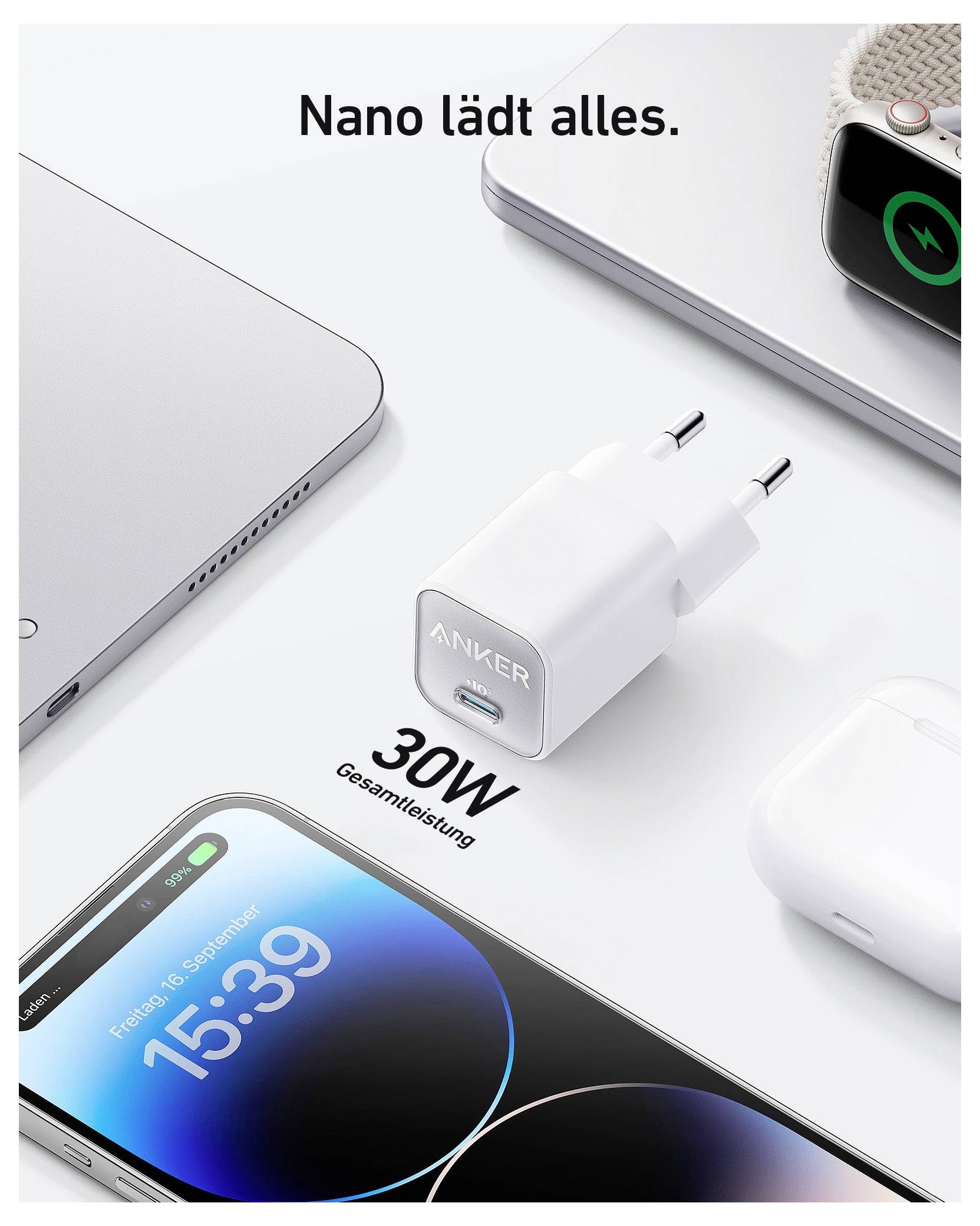 Anker 30W USB-C-Ladegerät auf weißem Hintergrund mit dem Text „Nano lädt alles." und daneben ein Telefon, Tablet, Uhr und Kopfhörer.