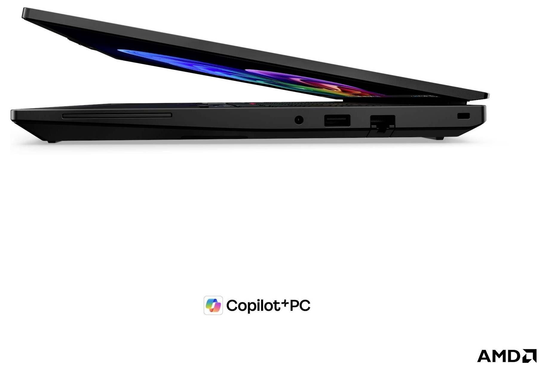 Laptop in Seitenansicht, geöffnet, mit Copilot+PC- und AMD-Logos darunter auf weißem Hintergrund.