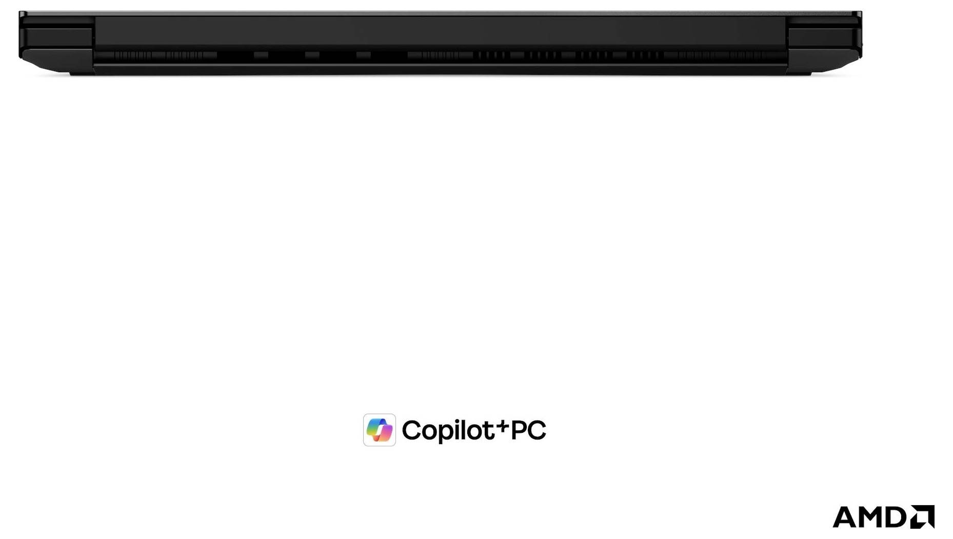 Schwarzer Laptop, geschlossen, auf weißem Hintergrund gezeigt, mit zentriertem Copilot+PC-Logo und AMD-Logo in der unteren rechten Ecke.