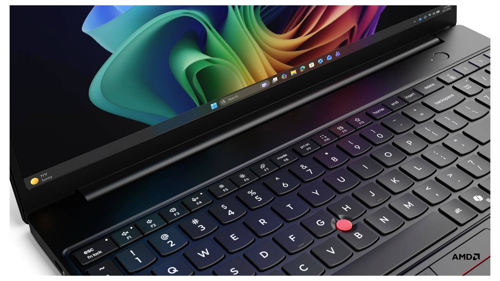 Blauer Lenovo ThinkPad-Laptop, offen in einem Winkel gezeigt, mit buntem abstraktem Hintergrundbild auf dem Bildschirm und einem Copilot+PC-Logo darunter.