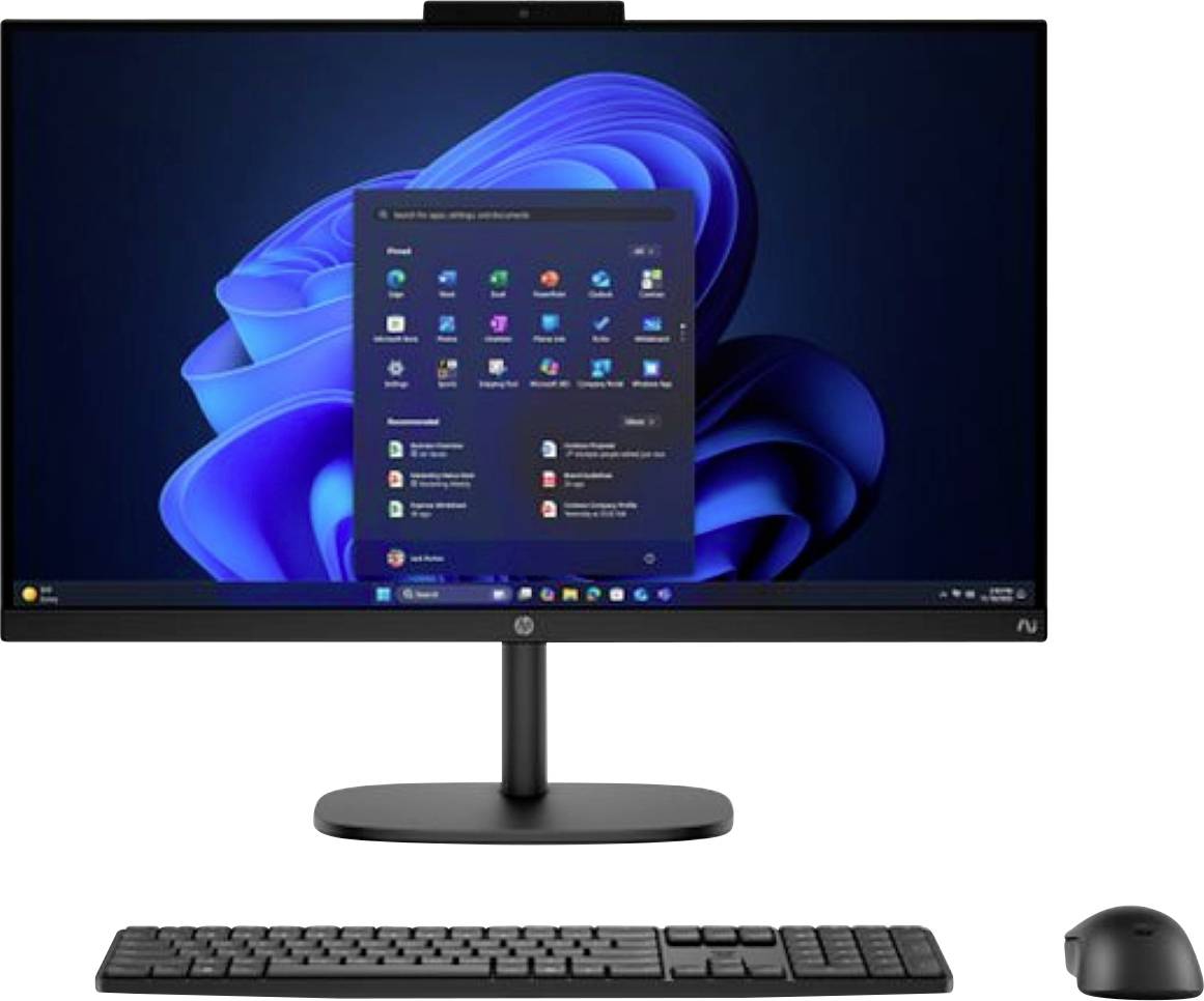 Desktop-PC-Setup mit Monitor, der das Windows-11-Startmenü anzeigt, sowie Tastatur und Maus auf weißem Hintergrund.
