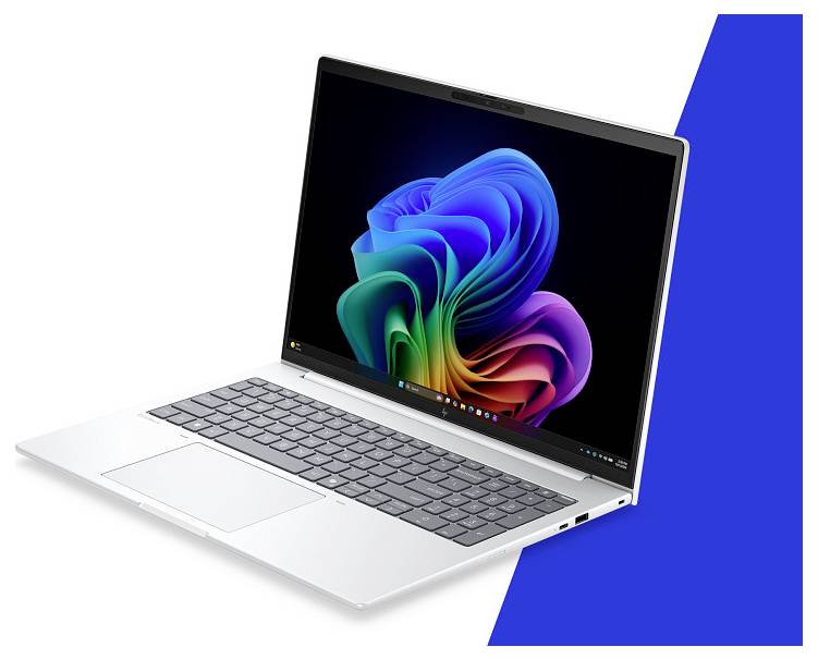 Silberner Laptop, der in einem Winkel auf weißem Hintergrund geöffnet ist, zeigt ein buntes abstraktes Hintergrundbild auf dem Bildschirm mit einem blauen geometrischen Akzent dahinter.