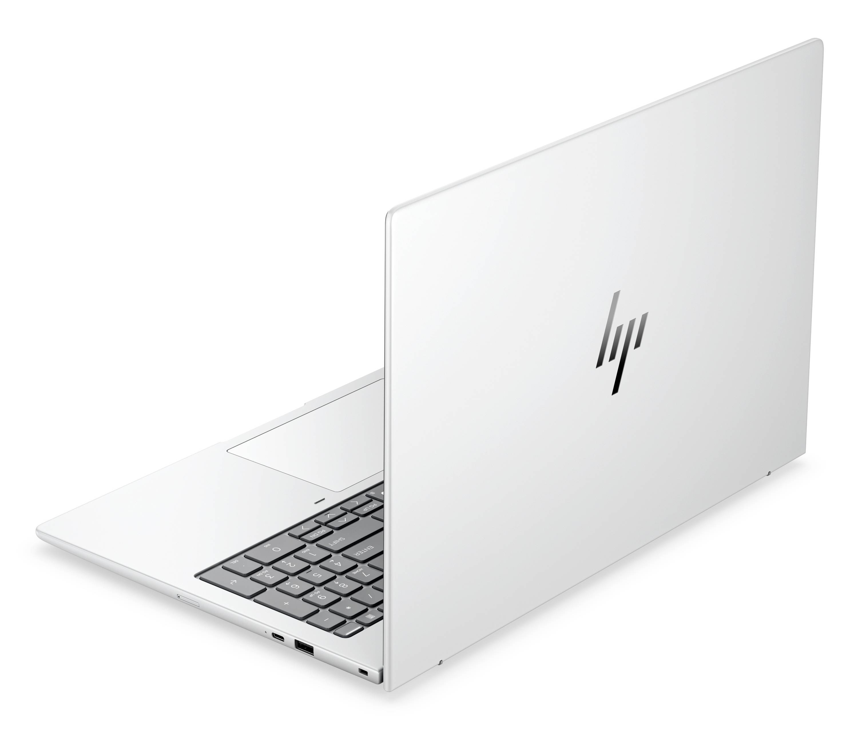 Silberfarben HP-Laptop teilweise geöffnet auf weißem Hintergrund, zeigt die Tastatur und das HP-Logo auf dem Deckel.