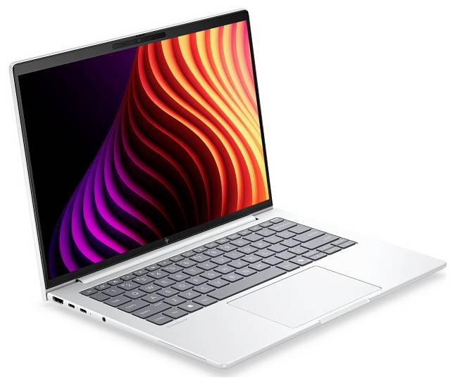 Silberner Laptop mit schwarzem Bildschirm, der abstrakte rote, orange und violette Wellengrafiken zeigt, in offener Ansicht im Winkel auf weißem Hintergrund fotografiert.