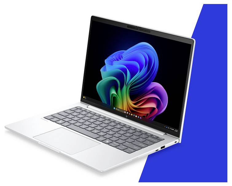 Silberner Laptop in einem Winkel geöffnet, zeigt ein buntes abstraktes Windows-ähnliches Hintergrundbild auf dem Bildschirm vor einem weißen Hintergrund mit einer blauen Akzentform.