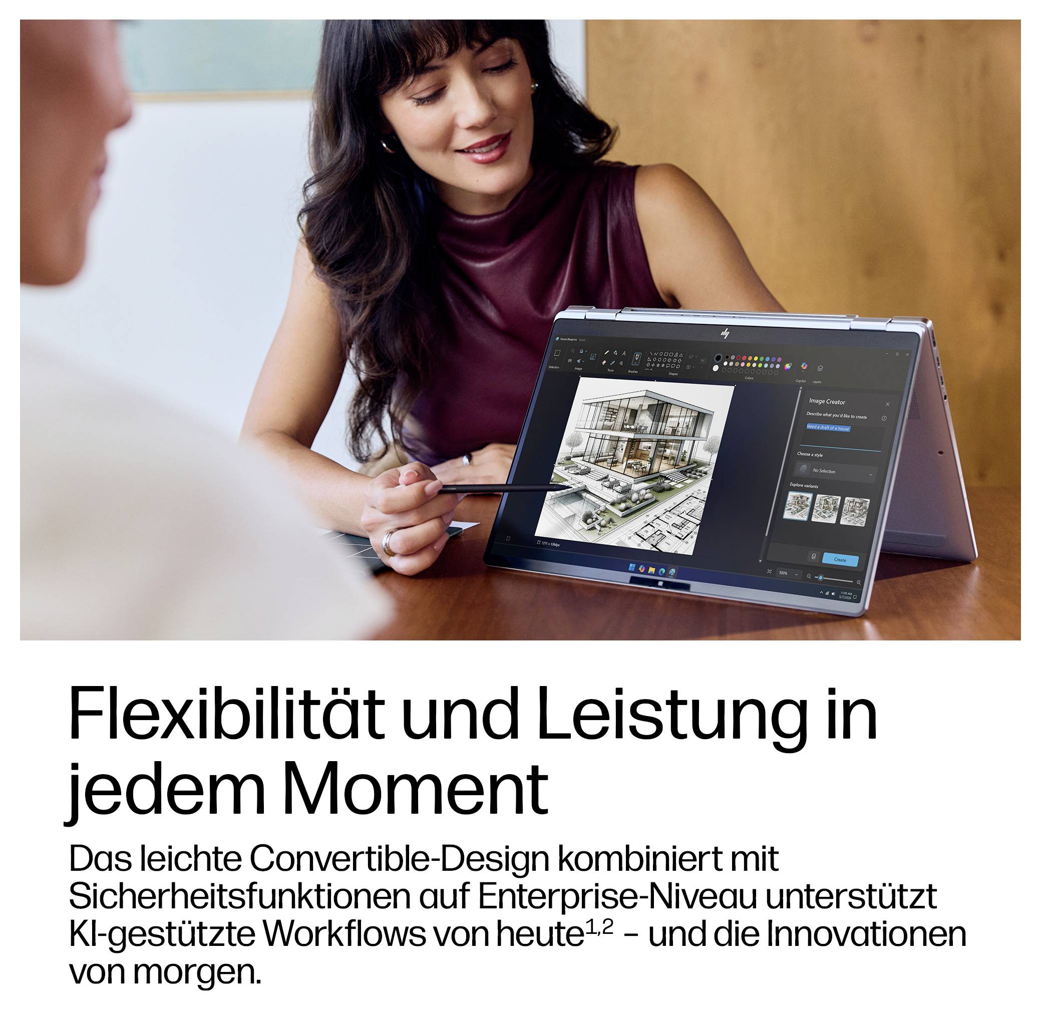 Frau nutzt einen Convertible-Laptop zur Überprüfung einer Gebäudeentwurfsskizze während eines Treffens mit einer anderen Person; deutscher Text bewirbt Flexibilität und Leistung.