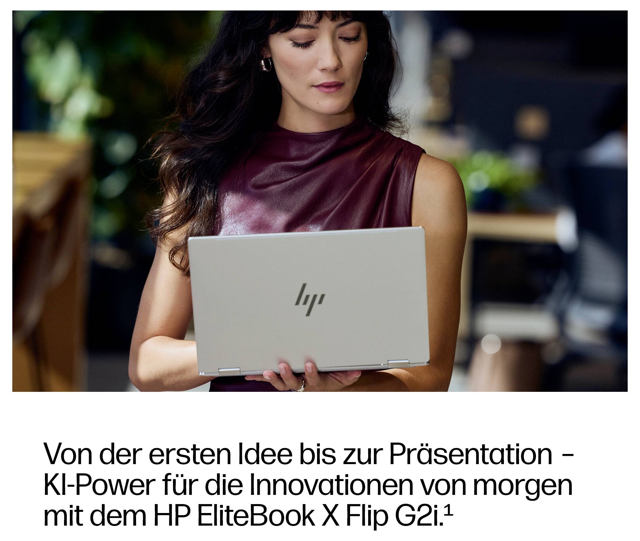 Frau hält einen HP-Laptop; deutscher Text darunter lautet „Von der ersten Idee bis zur Präsentation – KI-Power für die Innovationen von morgen mit dem HP EliteBook X Flip G2i.