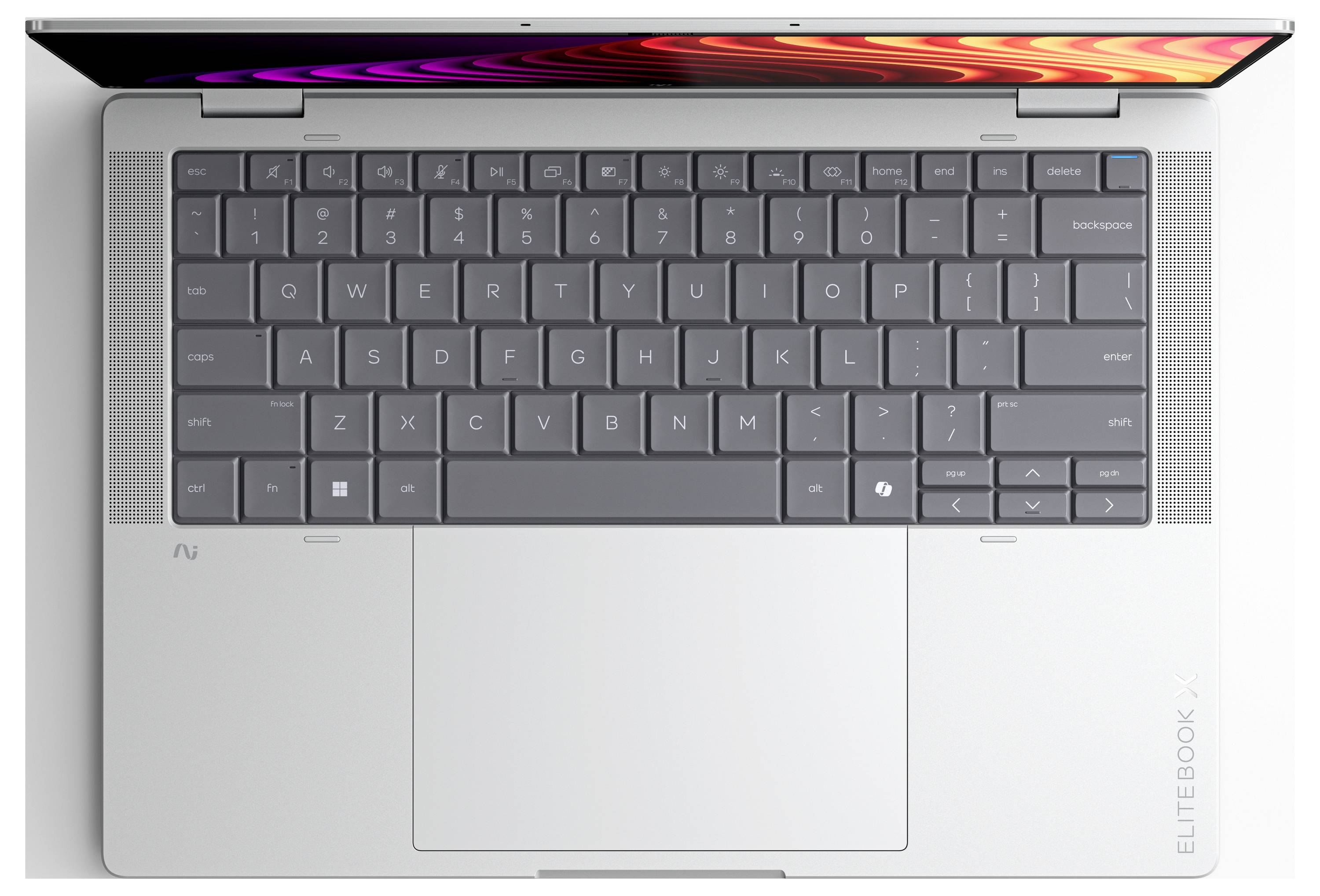 Draufsicht auf einen silbernen Laptop mit sichtbarer Tastatur, großem Trackpad und teilweise geöffnetem Display-Scharnier.