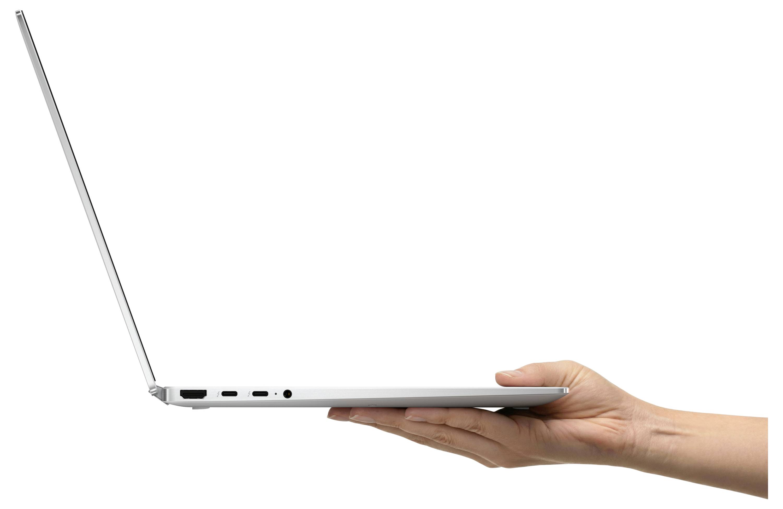 Ein dünner silberner Laptop ist in Profilansicht geöffnet und wird in einer Hand gehalten, wobei sein schlankes Design und die Anschlüsse an der Seite zu sehen sind.