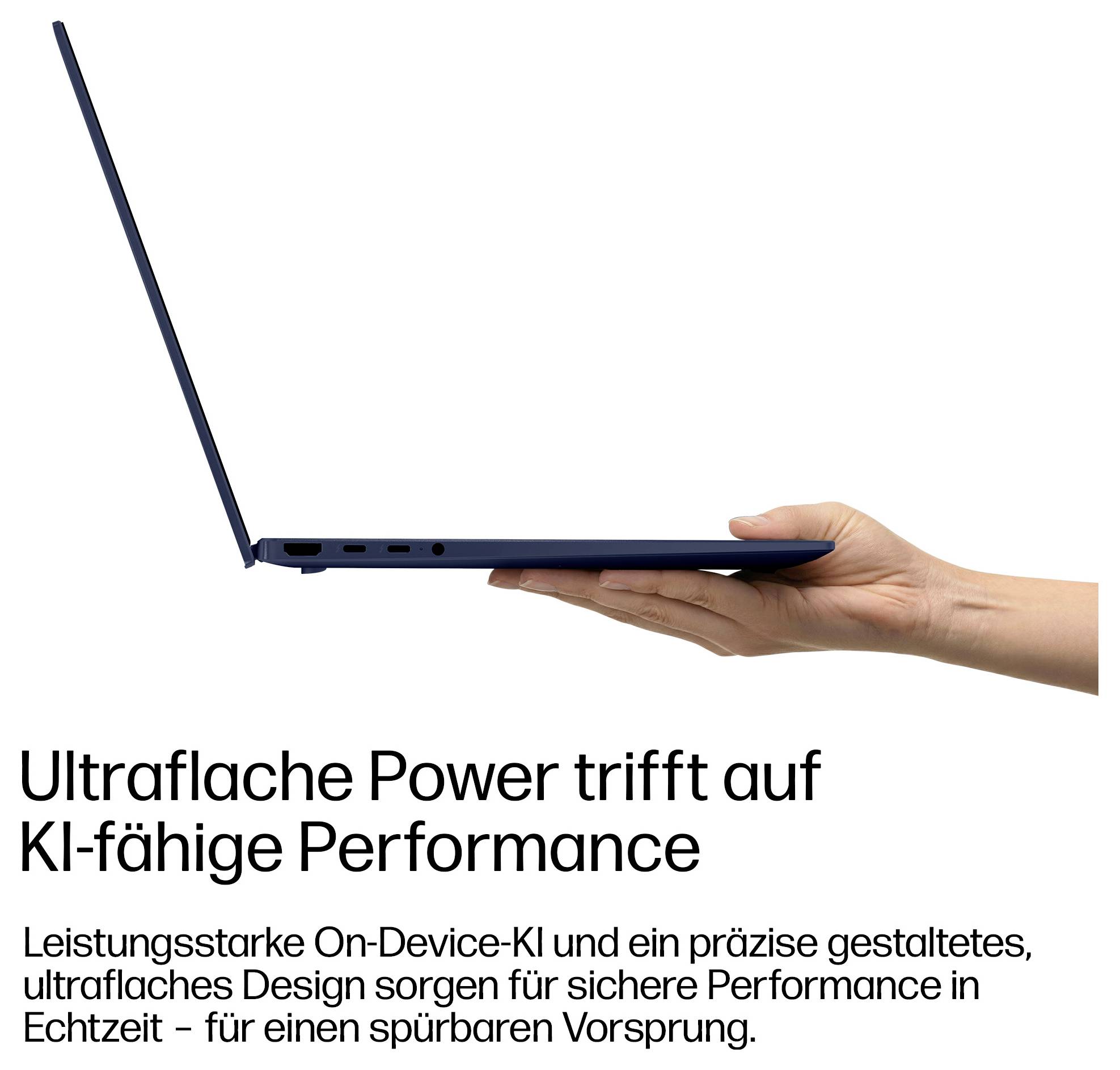 Seitenansicht eines ultraflachen Laptops in einer Hand, mit deutschem Text, der leistungsstarke On-Device-KI und sichere Echtzeit-Leistung bewirbt.