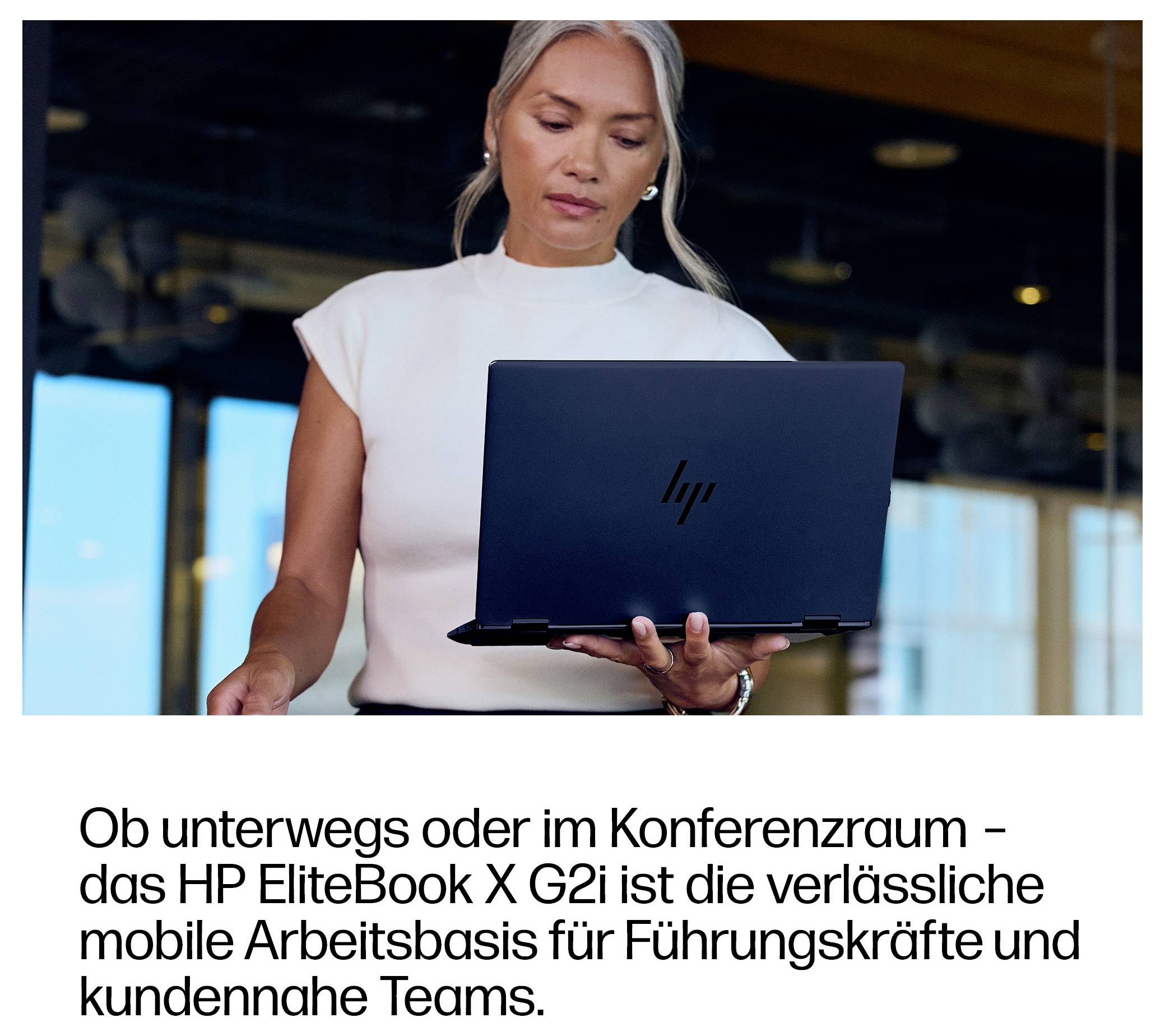 Frau, die einen HP-Laptop in einem modernen Büro nutzt, mit deutschem Text, der besagt, dass das HP EliteBook X G2 eine zuverlässige mobile Arbeitsbasis für Führungskräfte und kundenorientierte Teams ist.