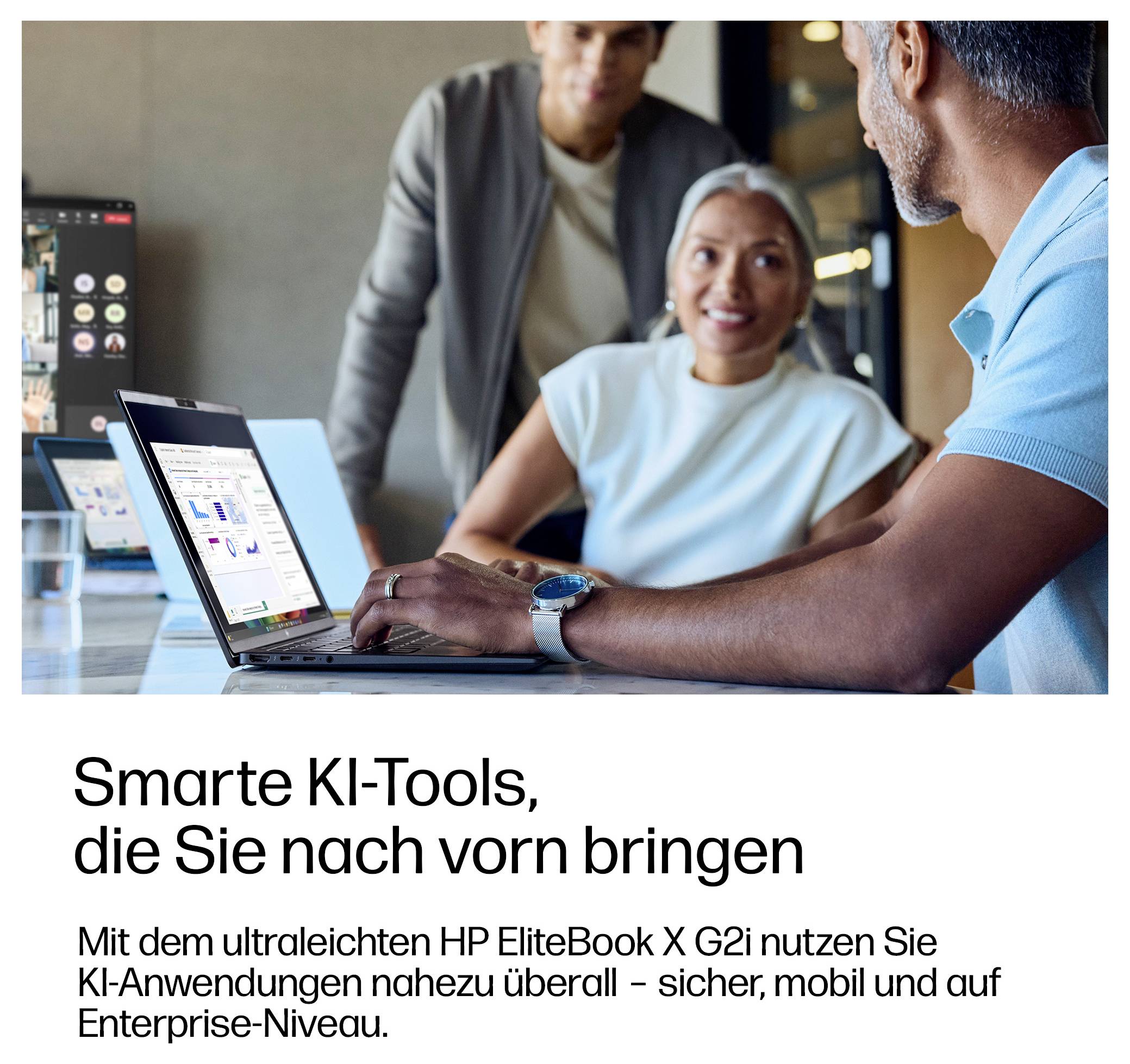 Personen arbeiten zusammen an einem Laptop, der Analysen anzeigt; deutscher Anzeigentext lautet „Smarte KI-Tools, die Sie nach vorn bringen" und bewirbt das HP EliteBook X G2i für sichere, mobile KI-Nutzung.