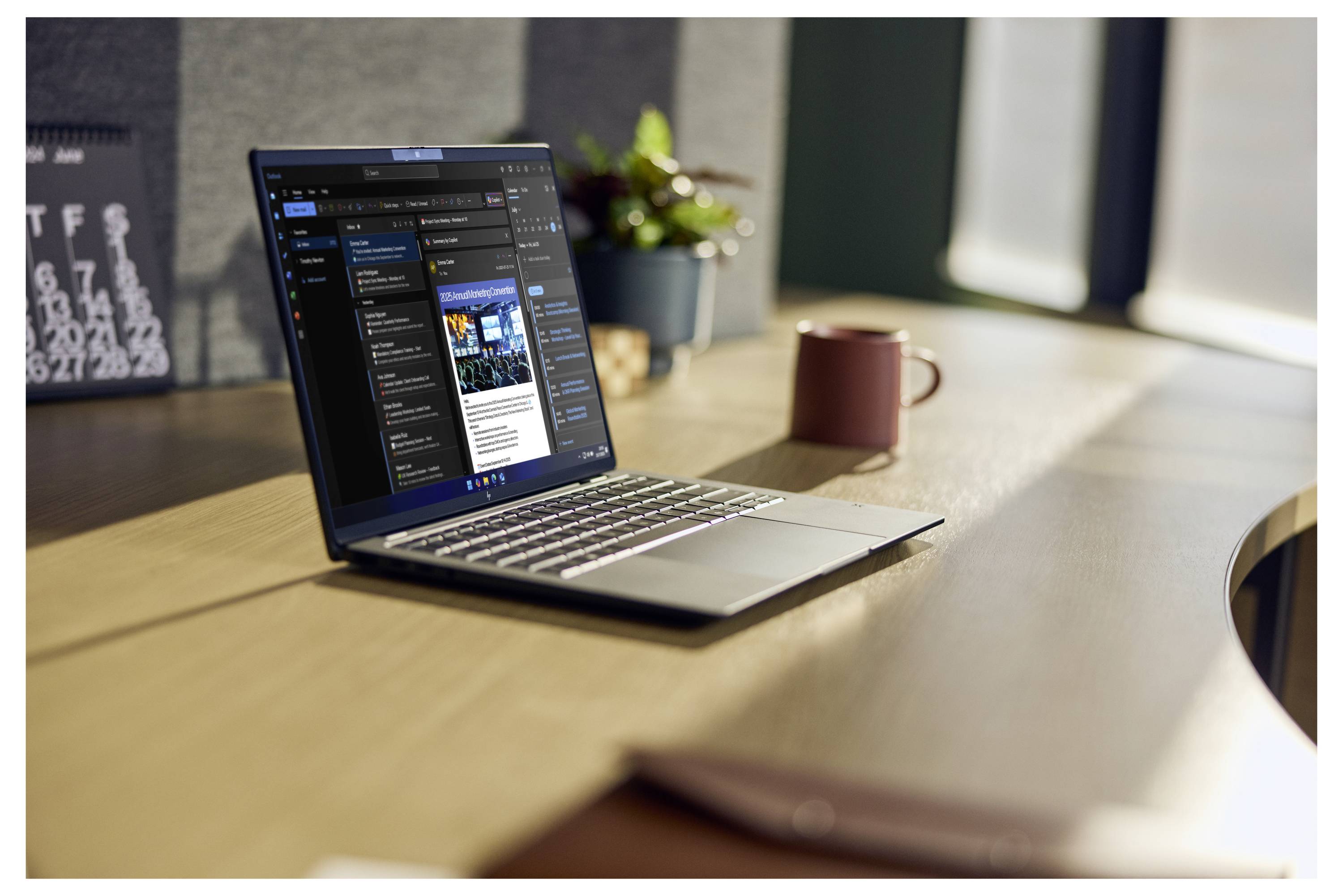 Laptop auf einem Holzschreibtisch, der eine E-Mail- oder Messaging-App anzeigt, mit einer Tasse und einer unscharfen Pflanze in einer sonnigen Büroumgebung.