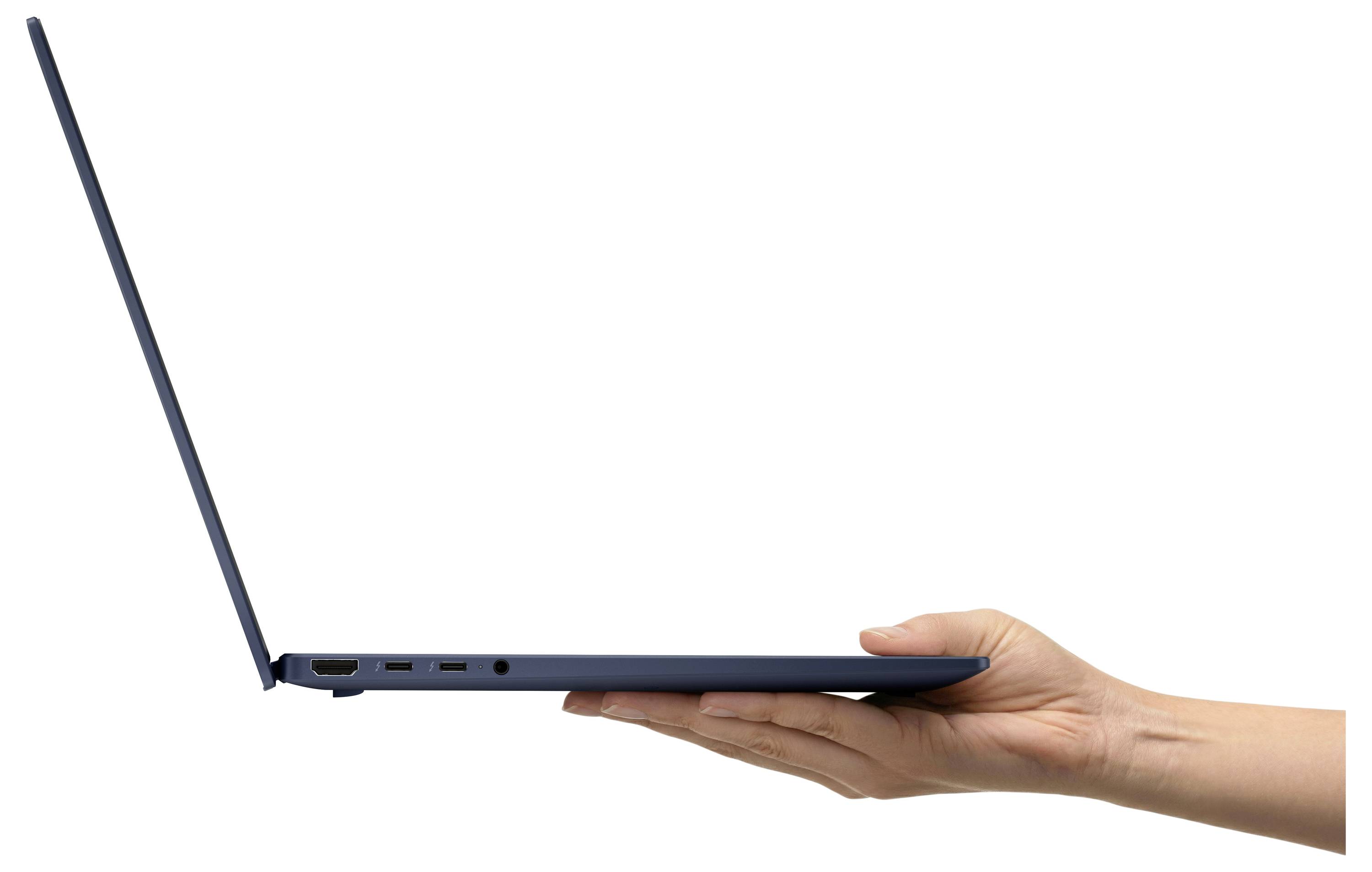 Seitenansicht eines dünnen offenen Laptops, der in einer Hand einer Person gehalten wird, wobei sein schlankes Profil vor einem weißen Hintergrund gezeigt wird.