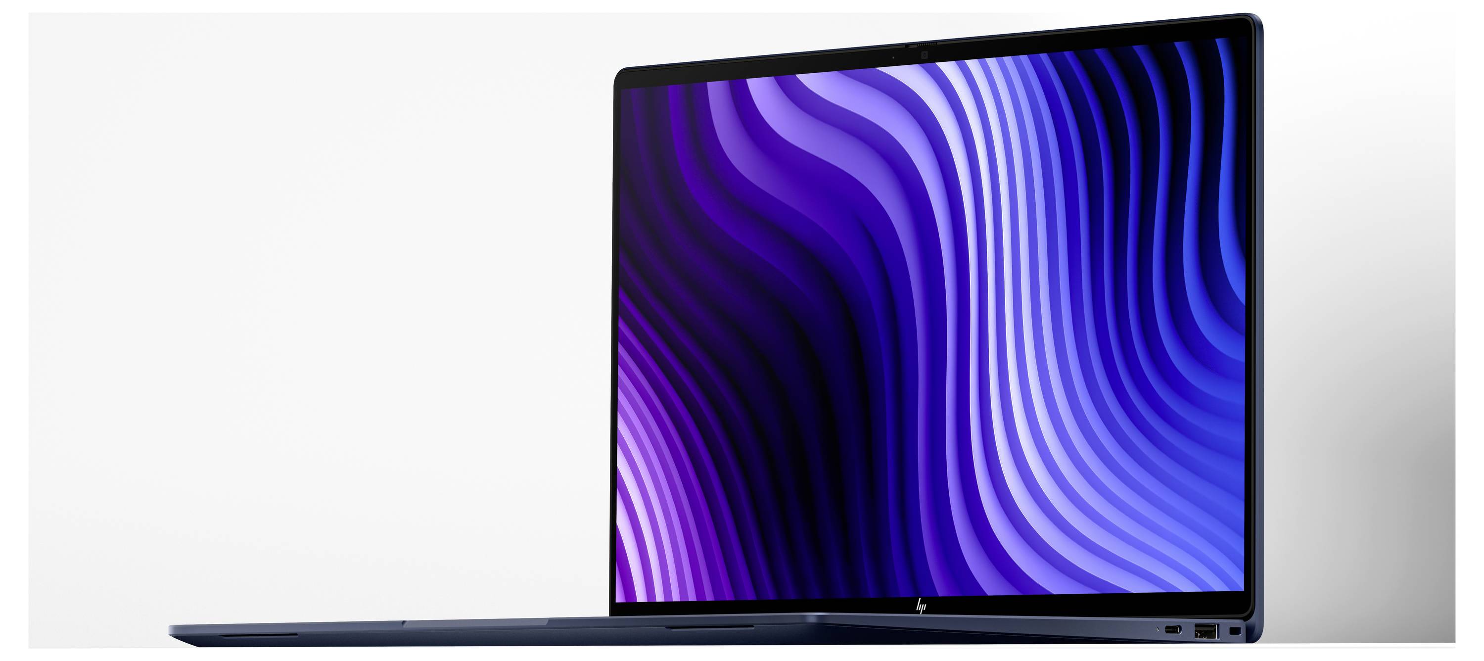 Schlanker Laptop auf weißem Hintergrund offen, zeigt eine lila und blaue abstrakte Wellen-Tapete auf dem Bildschirm.
