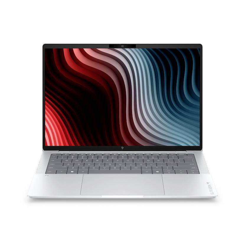 Silberner Laptop auf weißem Hintergrund offen, zeigt abstrakte rote, schwarze und blaue Wellentapete auf dem Bildschirm.