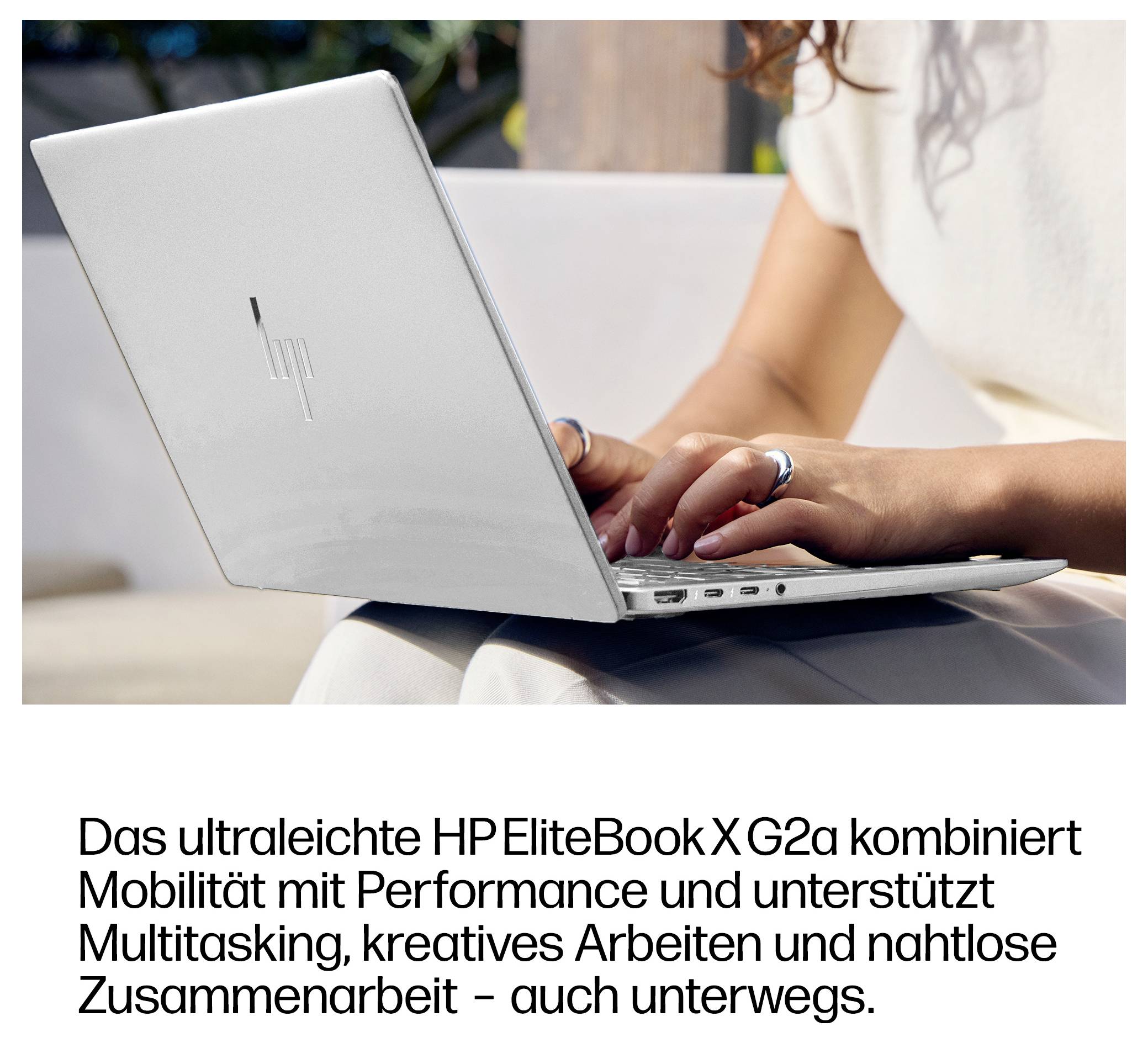 Person tippt auf einem silbernen HP-Laptop; deutscher Text besagt, dass das ultraleichte HP EliteBook X G2 Mobilität und Leistung für Multitasking, kreative Arbeiten und Zusammenarbeit unterwegs kombiniert.