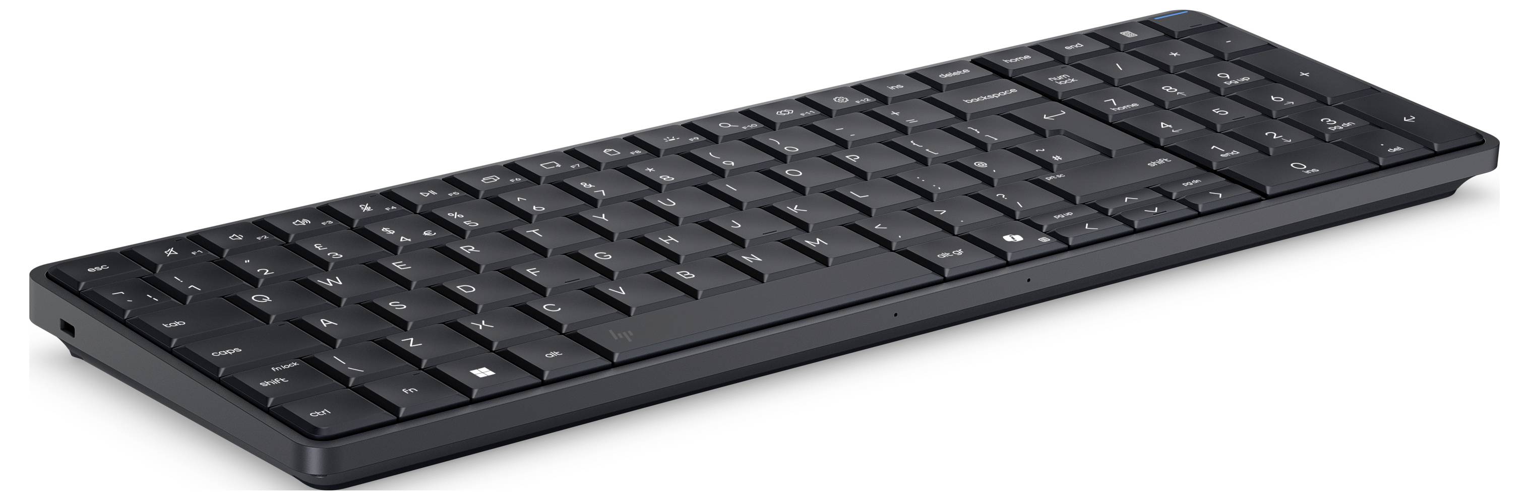 Schwarze kabellose Computertastatur in Schrägansicht auf weißem Hintergrund gezeigt.