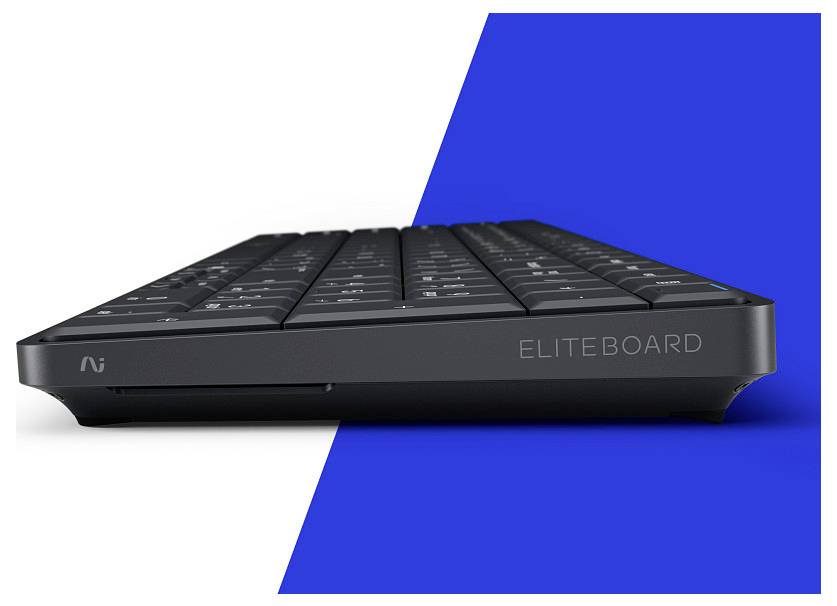Schwarze EliteBoard-Tastatur mit flachem Profil, in einer Seitenansicht vor einem weiß- und blaugeometrischen Hintergrund dargestellt.